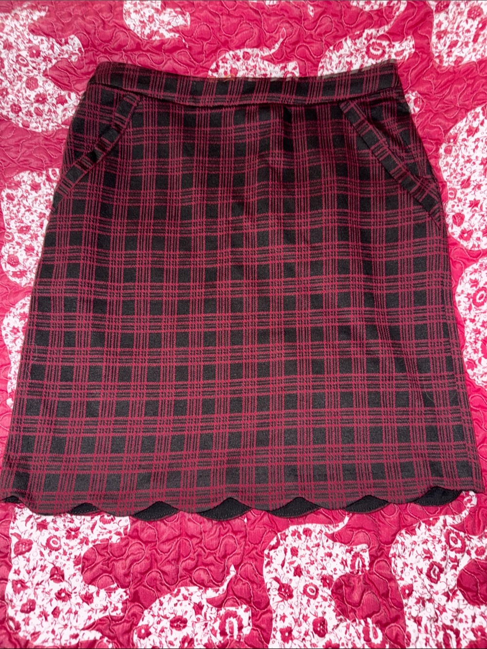 Skies Are Blue Black and Burgundy Plaid Scallop-Hem Pencil Skirt